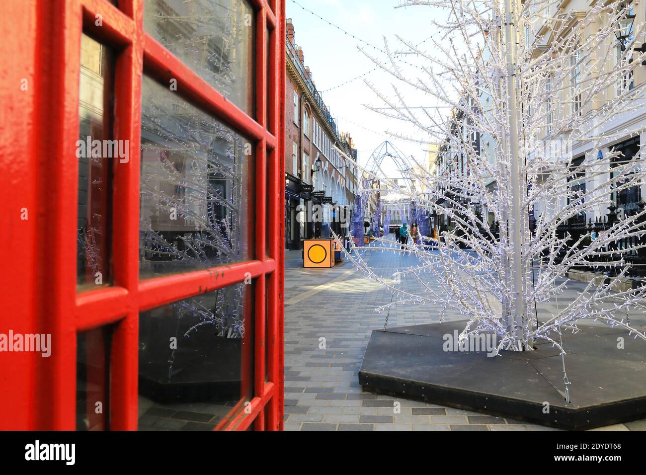 Negozi chiusi nell'esclusiva South Molton Street a Mayfair, la vigilia di Natale nella pandemia del coronavirus, 2020, Londra, Regno Unito Foto Stock