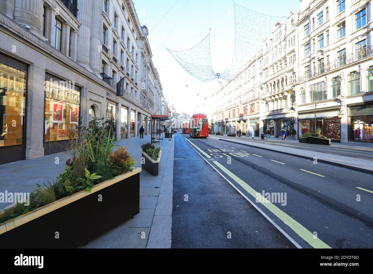 Una via deserta Regents con negozi chiusi la vigilia di Natale 2020, nella pandemia del coronavirus, Tier 4, nel centro di Londra, Regno Unito Foto Stock