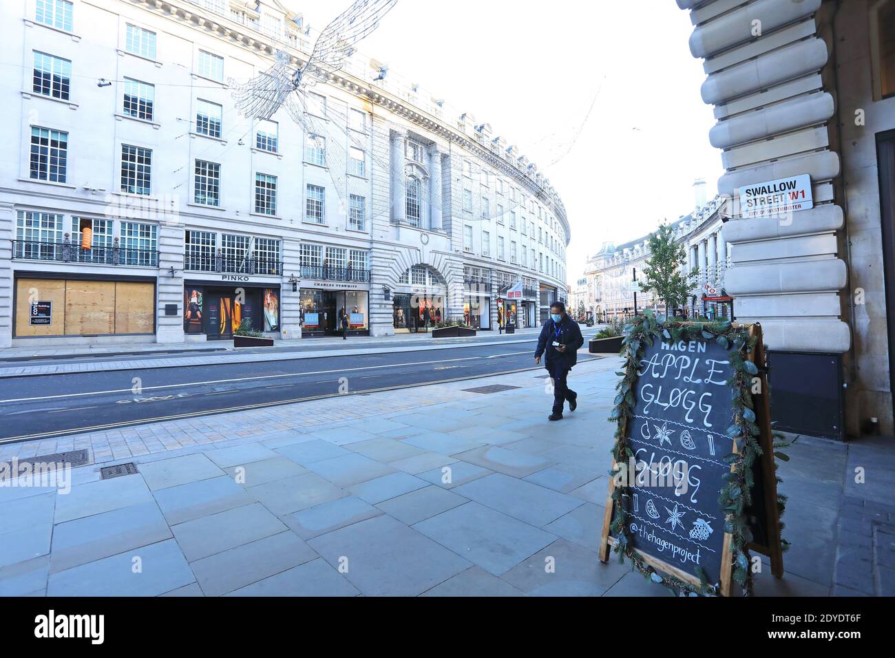 Una via deserta Regents con negozi chiusi la vigilia di Natale 2020, nella pandemia del coronavirus, Tier 4, nel centro di Londra, Regno Unito Foto Stock