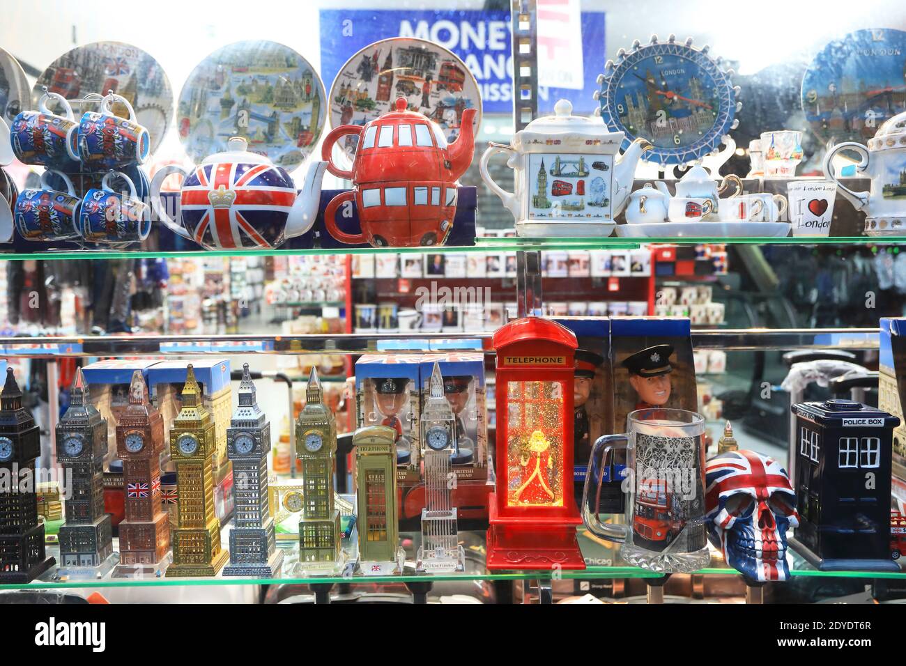 Un momento miserabile per le aziende di Oxford Street, in attesa di Natale, in quanto i negozi sono chiusi in base alle restrizioni di livello 4, nella pandemia del coronavirus, Regno Unito Foto Stock