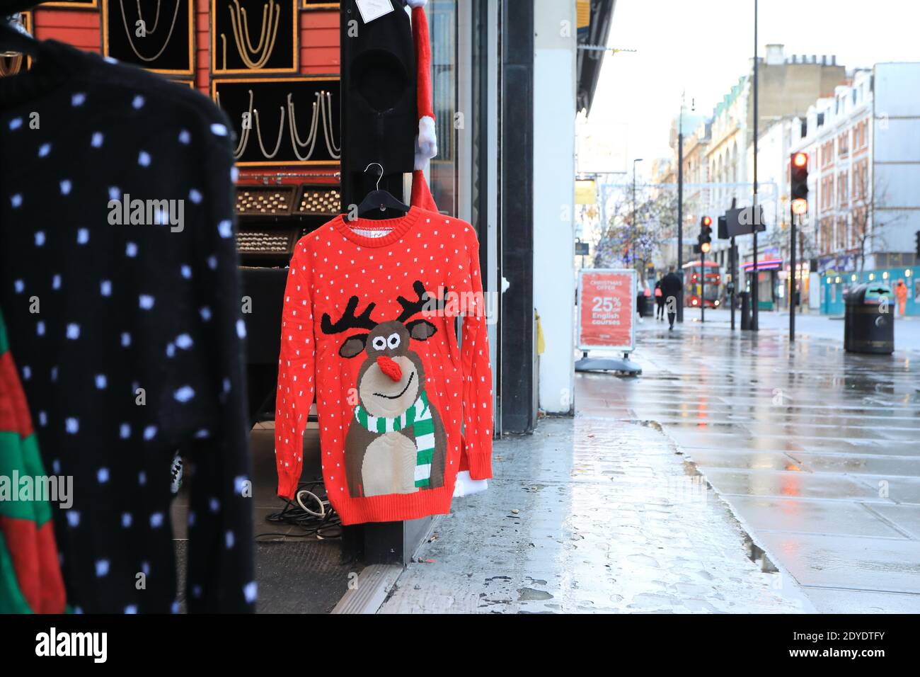 Un momento miserabile per le aziende di Oxford Street, in attesa di Natale, in quanto i negozi sono chiusi in base alle restrizioni di livello 4, nella pandemia del coronavirus, Regno Unito Foto Stock