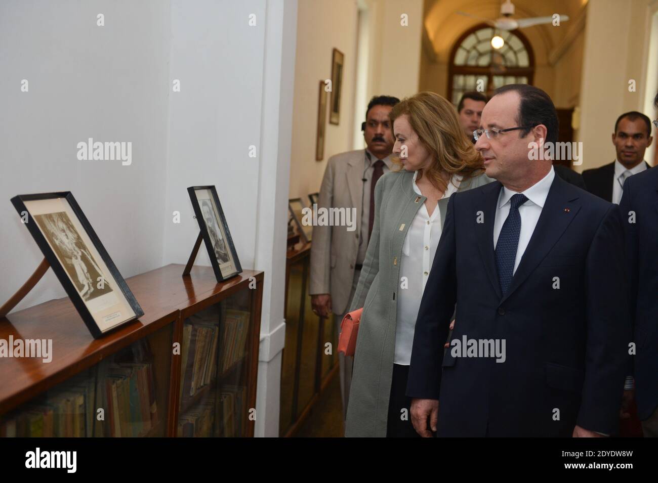 Il presidente francese Francois Hollande e Valerie Trierweiler visitano il Museo Nehru, a Nuova Delhi, India, il 15 febbraio 2013. Foto di Christophe Guibbaud/ABACAPRESS.COM Foto Stock