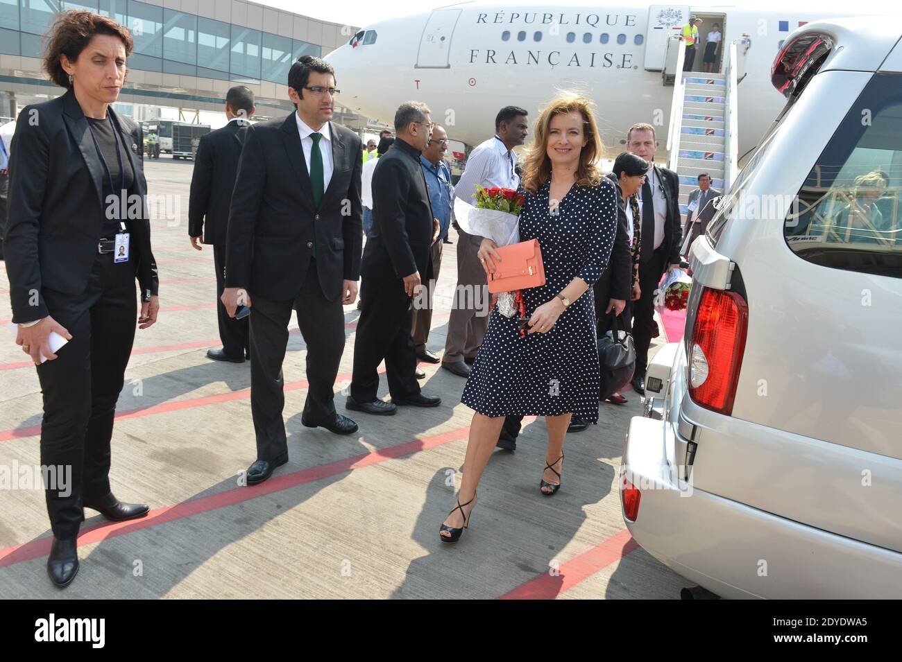 Il presidente francese Francois Hollande e Valerie Trierweiler arrivano all'aeroporto di Bombay, India, il 15 febbraio 2013. Foto di Christophe Guibbaud/ABACAPRESS.COM Foto Stock