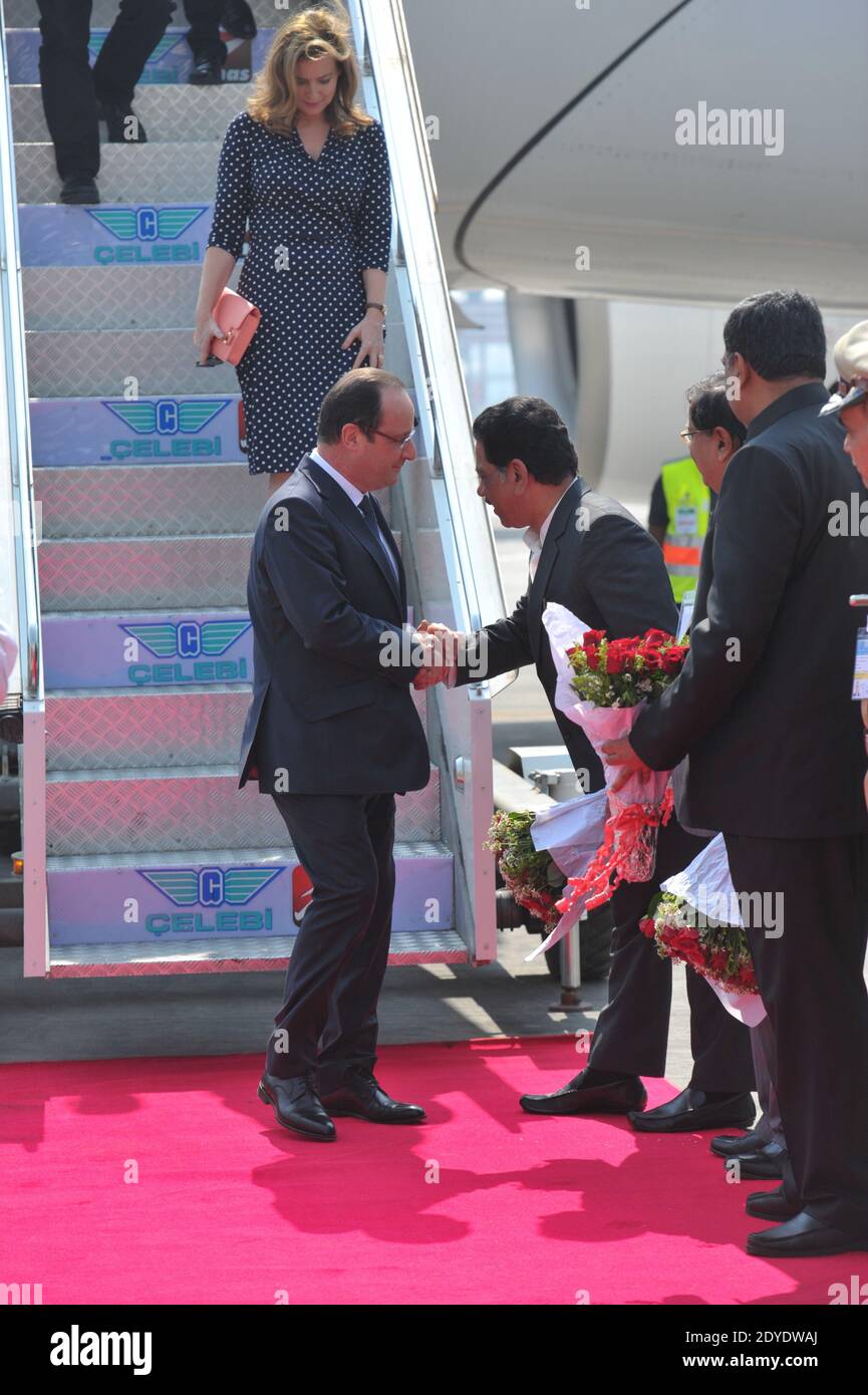 Il presidente francese Francois Hollande e Valerie Trierweiler arrivano all'aeroporto di Bombay, India, il 15 febbraio 2013. Foto di Christophe Guibbaud/ABACAPRESS.COM Foto Stock