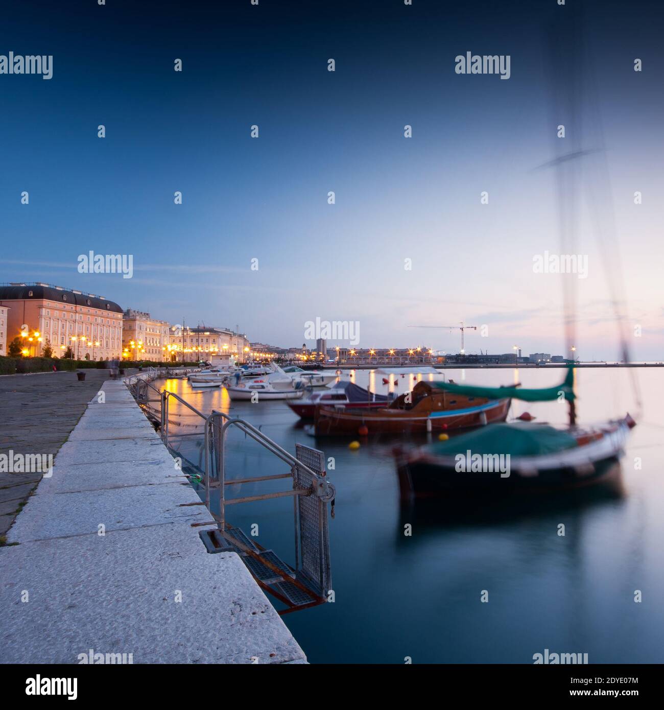 Porto di Trieste di notte - esposizione lunga Foto Stock