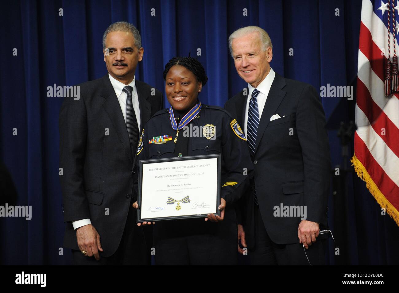 Il Vice Presidente Joe Biden e il Procuratore Generale Eric Holder Award Officer Reeshemah Taylor del Dipartimento correzioni della Contea di Osceola, Florida, la Medaglia di Valor durante un evento presso l'Eisenhower Executive Office Building di Washington, DC, USA il 20 febbraio 2013. Foto di Olivier Douliery/ABACAPRESS.COM Foto Stock