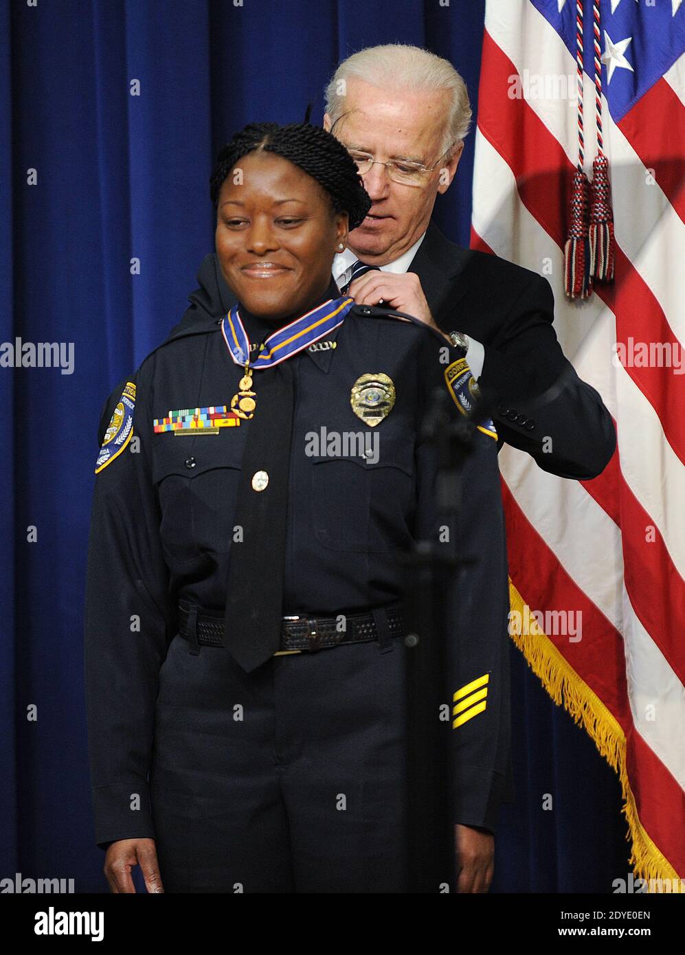 Il Vice Presidente Joe Biden premia l'ufficiale Reeshemah Taylor del Dipartimento correzioni della Contea di Osceola, Florida, la Medaglia di Valor durante un evento presso l'Eisenhower Executive Office Building di Washington, DC, USA il 20 febbraio 2013. Foto di Olivier Douliery/ABACAPRESS.COM Foto Stock