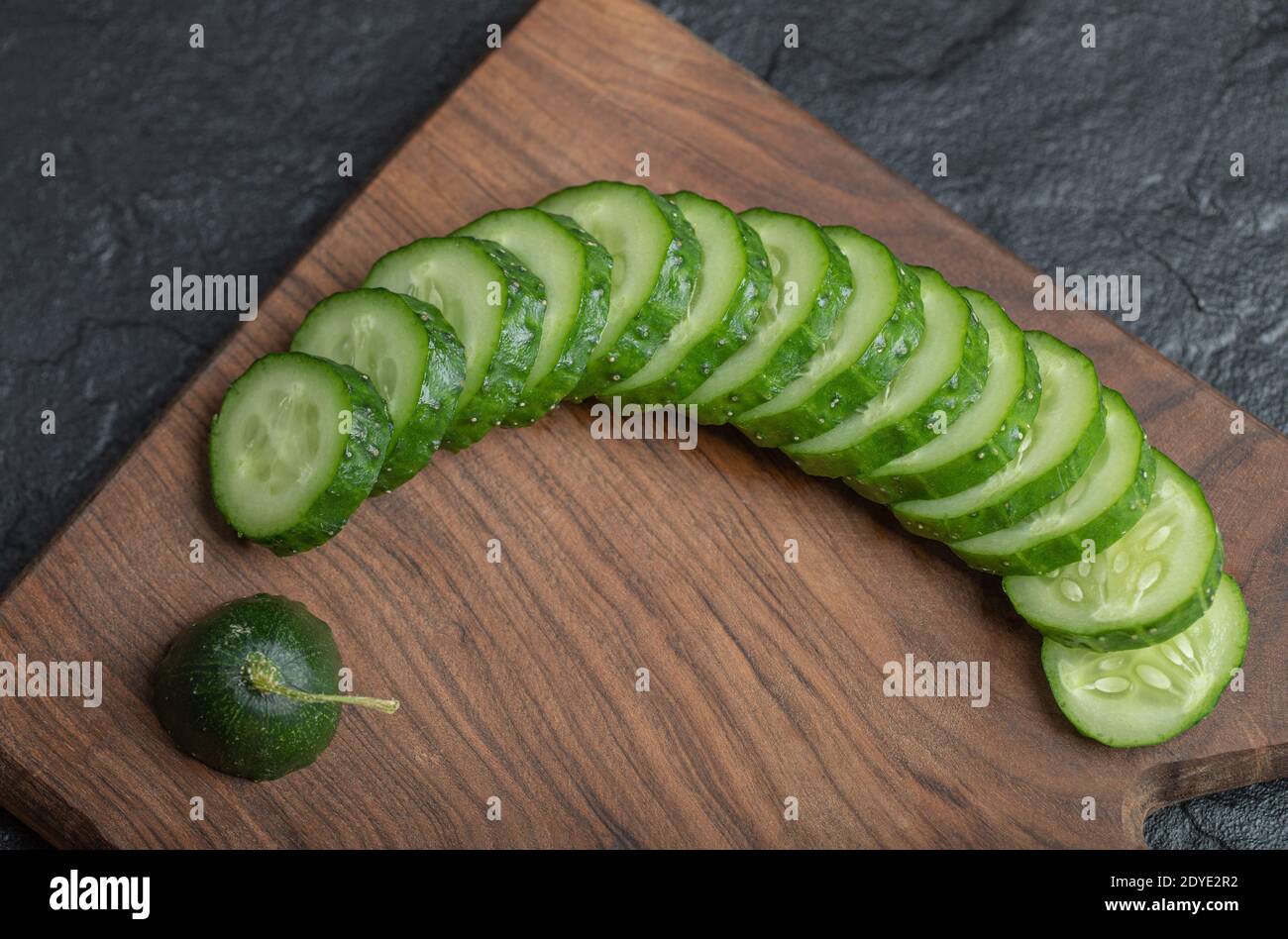 Primo piano su tagliata foto di cetriolo fresco su tavola di legno Foto Stock