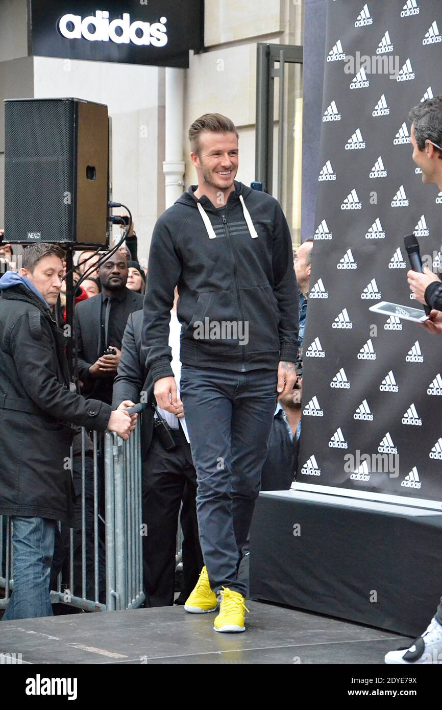 David Beckham di PSG firma autografi per i suoi fan e sostenitori al  negozio Adidas, Champs Elysees Avenue a Parigi, Francia il 28 febbraio  2013. Foto di Thierry Plessis/ABACAPRESS.COM Foto stock -