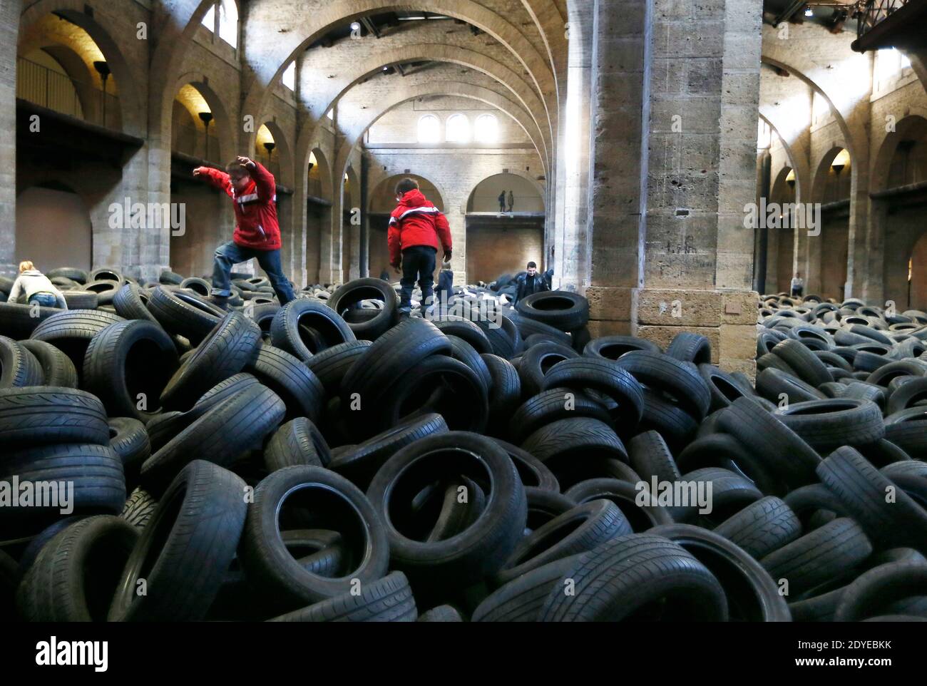 La mostra 'Allan Kaprow YARD' è stata inaugurata presso il Centre d'Arts Plastiques Contemporains CAPC, il Museo d'Arte Contemporanea di Bordeaux, nella Francia sud-occidentale, il 3 marzo 2013. 40 tonnellate di pneumatici usati, attraverso i quali i visitatori possono saltare e strisciare, sono stati accumulati nella navata enorme del museo per celebrare il suo 40 ° anniversario. L'installazione del pittore americano Allan Kaprew (1927-2006) si è svolta per la prima volta a New York City nel 1961 ed è stata radicalmente reinterpretata in altre località dieci volte prima della sua morte. Kaprow è considerato il creatore di Happenings. Foto di Patrol Foto Stock