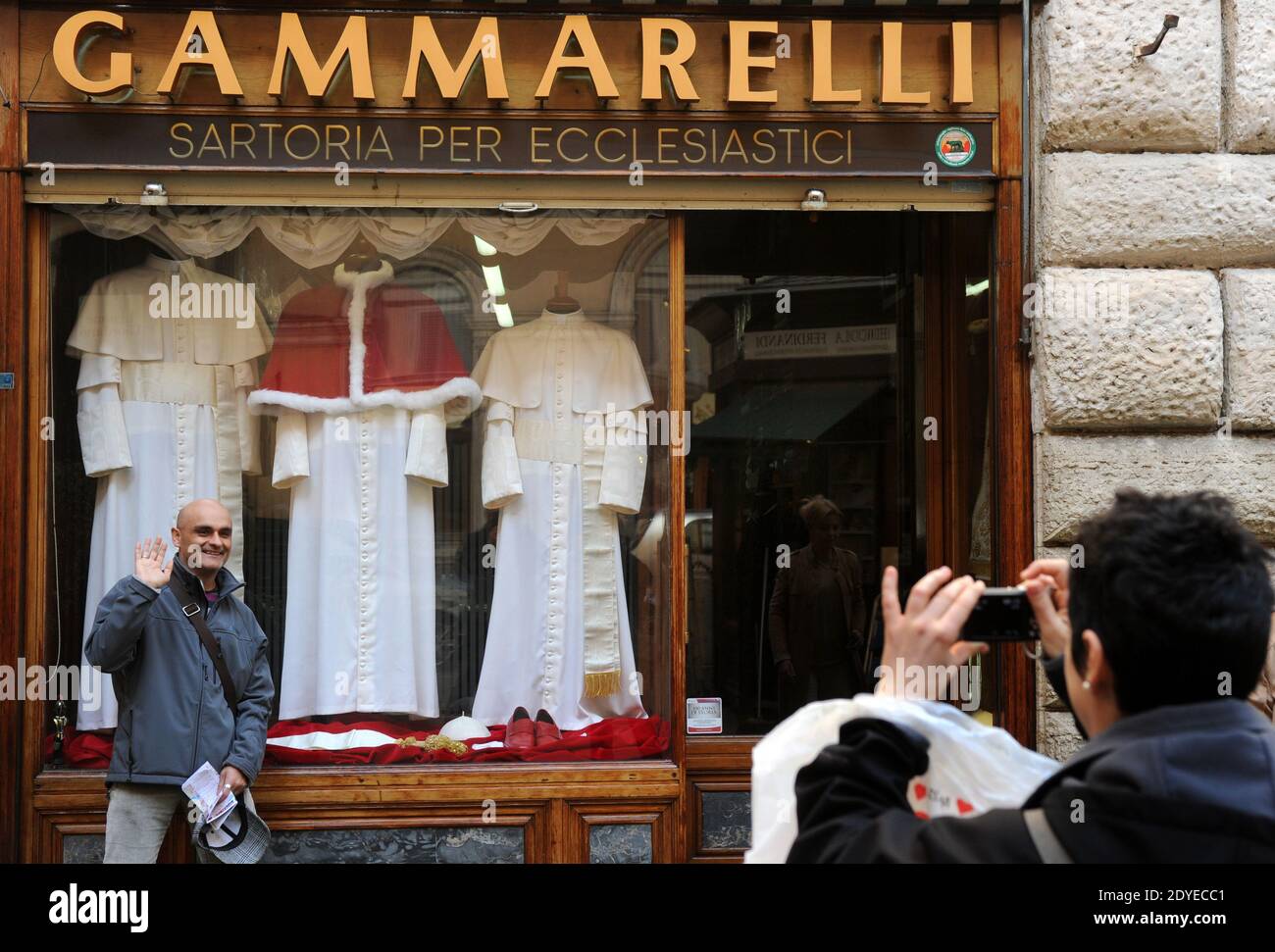 Il minuscolo e vecchio negozio 'Gammarelli' nel centro di Roma, in Italia, ha esposto il 4 marzo 2013 le tre serie di paramenti bianchi da spedire in Vaticano per il nuovo papa. Qui sono state realizzate tre versioni, piccole, medie e grandi dei paramenti bianchi che il nuovo papa indosserà quando apparirà per la prima volta al mondo. 'Gammarelli', come è conosciuta la casa di moda ecclesiastica, ha vestito i capi spirituali della Chiesa Cattolica Romana dal 1798. "Abbiamo preparato tre paramenti in lana bianca, una stola, loschi rossi, un cappuccio coprioggetto, nonché un capo in velluto rosso con bordo in pelliccia bianca, dal momento che è wi Foto Stock