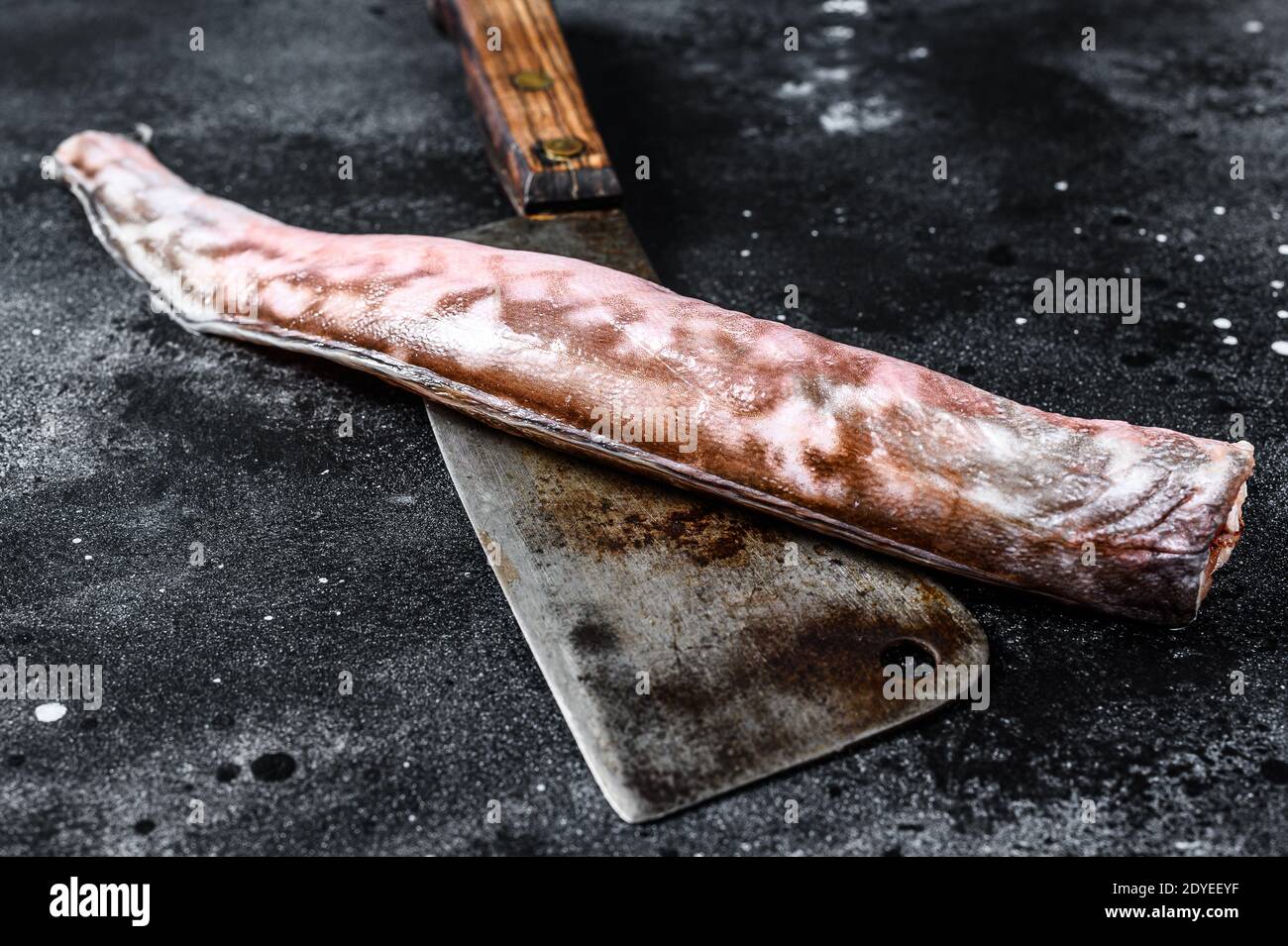 Greggia il klip del re, il pesce di congrio su una scissione. Sfondo nero. Vista dall'alto Foto Stock