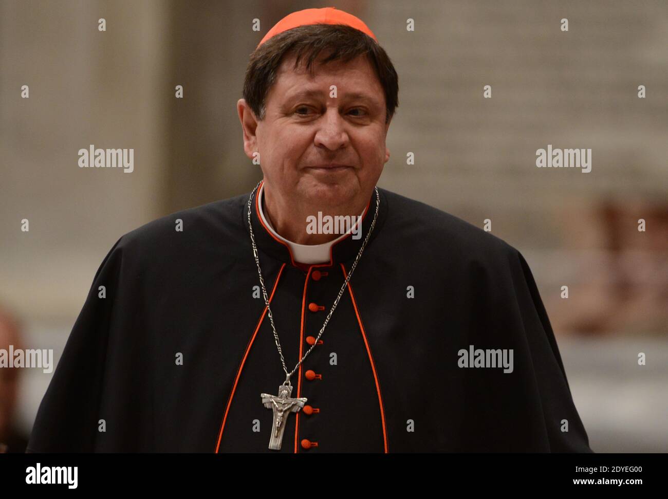 Il cardinale brasiliano Joao Braz de Aviz partecipa alla preghiera nella Basilica di San Pietro in Vaticano il 6 marzo 2013. Quasi 150 cardinali hanno tenuto riunioni preliminari, note come 'congregazioni generali', per tracciare un profilo per il prossimo papa. Foto di Eric Vandeville/ABACAPRESS.COM Foto Stock