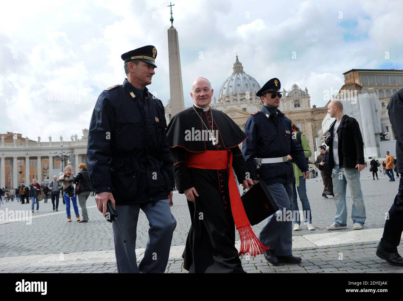 Marc Ouellet, cardinale canadese e papabile, è seguito da poliziotti, giornalisti e turisti mentre cammina in Piazza San Pietro in Vaticano il 11 marzo 2013. I Cardinali di tutto il mondo si sono riuniti in Vaticano per l'ultimo incontro prima del conclave per eleggere il prossimo papa. Foto di Eric Vandeville/ABACAPRESS.COM Foto Stock