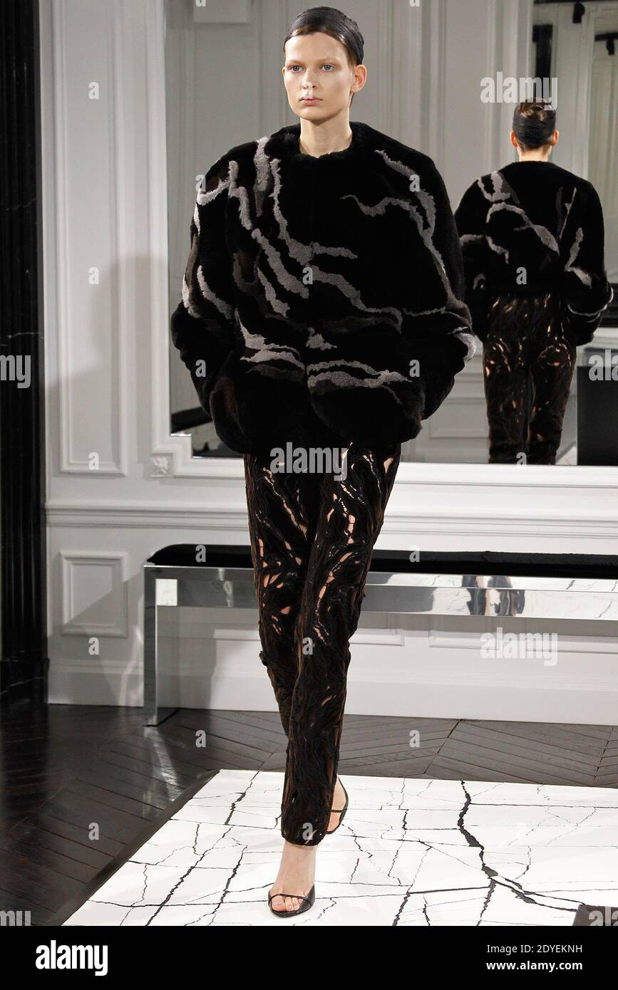 Un modello presenta una creazione disegnata da Alexander Wang per la mostra  della collezione Balenciaga Autunno-Inverno 2013-2014 Ready-to-Wear a  Parigi, Francia, il 28 febbraio 2013. Foto di Alain  Gil-Gonzalez/ABACAPRESS.COM Foto stock -