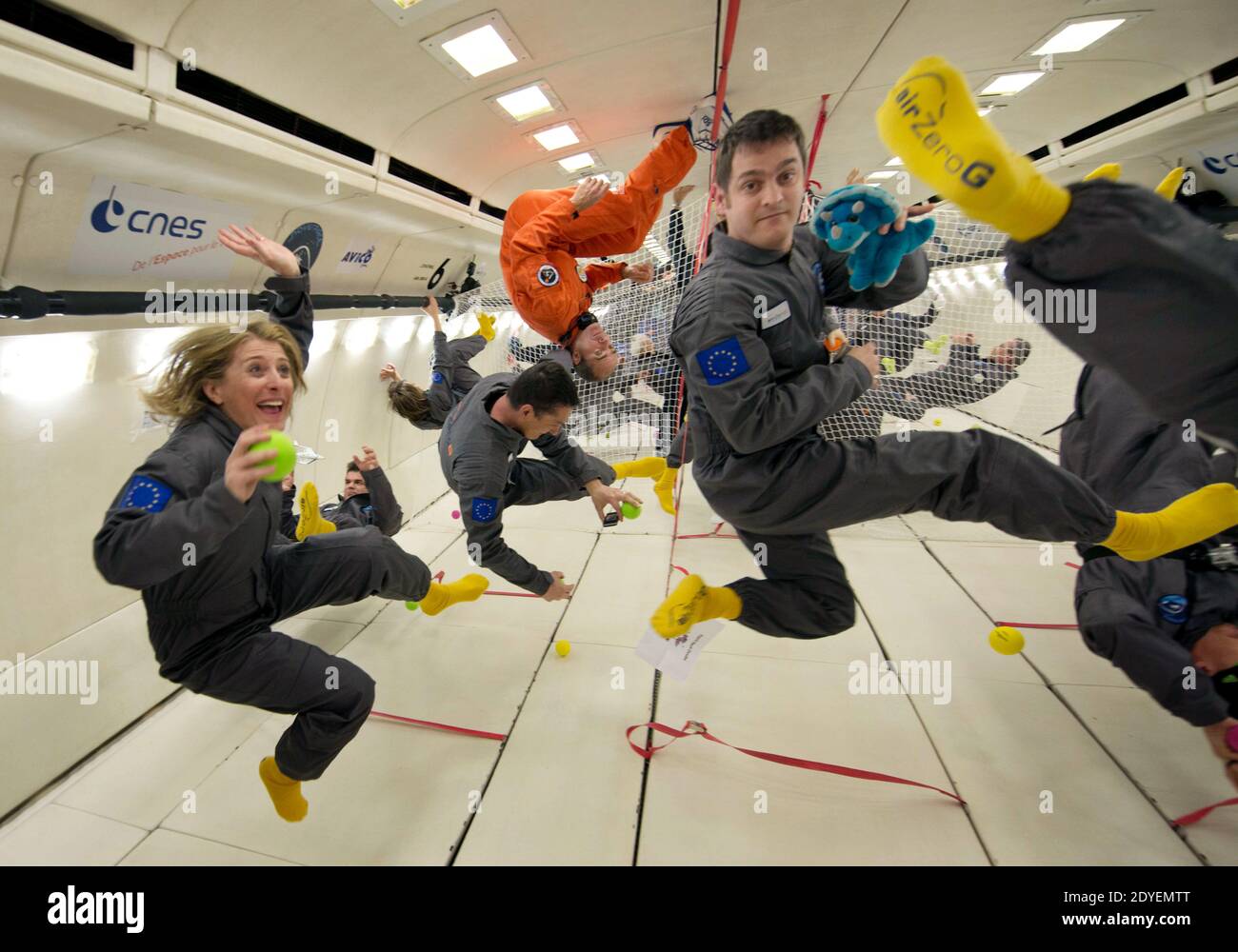 I passeggeri partecipano al primo volo turistico e commerciale senza peso, a bordo della A300 ZERO-G, all'aeroporto di Bordeaux-Merignac, Merignac, Francia, 15 marzo 2013. I rapporti indicano che i voli dureranno circa due ore e mezza, con 15 parabole per un totale di 5 minuti di assenza di peso per 6000 euro. Ogni volo ospiterà 40 passeggeri, seguiti da istruttori e da un equipaggio di cabina. Foto ABACAPRESS.COM Foto Stock