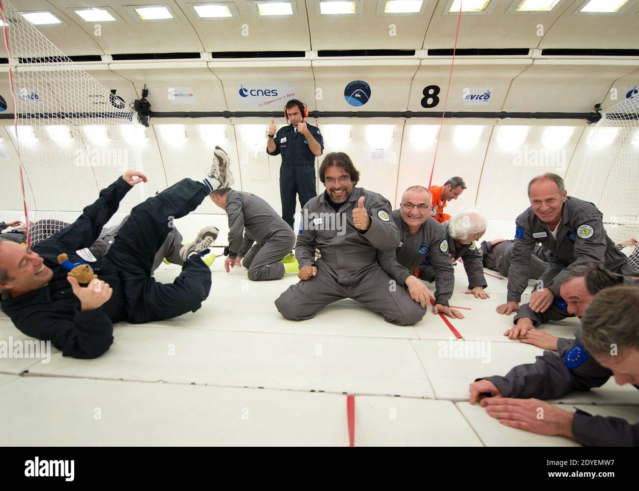 I passeggeri partecipano al primo volo turistico e commerciale senza peso, a bordo della A300 ZERO-G, all'aeroporto di Bordeaux-Merignac, Merignac, Francia, 15 marzo 2013. I rapporti indicano che i voli dureranno circa due ore e mezza, con 15 parabole per un totale di 5 minuti di assenza di peso per 6000 euro. Ogni volo ospiterà 40 passeggeri, seguiti da istruttori e da un equipaggio di cabina. Foto ABACAPRESS.COM Foto Stock