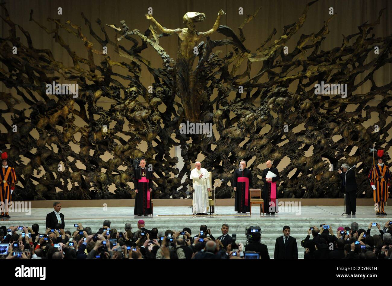 Papa Francesco partecipa ad un incontro con i media nella Sala del Papa VI, in Vaticano, il 16 marzo 2013. Papa Francesco, dando la sua più chiara indicazione ancora che vuole una Chiesa cattolica più austera, ha detto che dovrebbe essere povera e ricordare che la sua missione è quella di servire i poveri. Il papa ha commentato in udienza con i giornalisti, spiegando perché ha scelto di prendere il nome Francesco, dopo San Francesco d'Assisi, simbolo di pace, austerità e povertà. Foto di Eric Vandeville/ABACAPRESS.COM Foto Stock