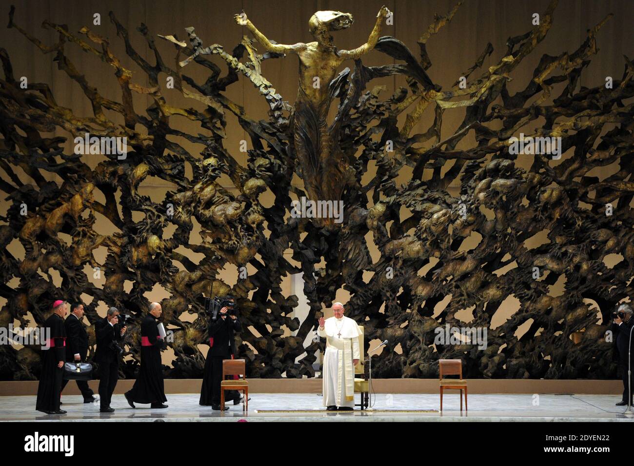 Papa Francesco partecipa ad un incontro con i media nella Sala del Papa VI, in Vaticano, il 16 marzo 2013. Papa Francesco, dando la sua più chiara indicazione ancora che vuole una Chiesa cattolica più austera, ha detto che dovrebbe essere povera e ricordare che la sua missione è quella di servire i poveri. Il papa ha commentato in udienza con i giornalisti, spiegando perché ha scelto di prendere il nome Francesco, dopo San Francesco d'Assisi, simbolo di pace, austerità e povertà. Foto di Eric Vandeville/ABACAPRESS.COM Foto Stock