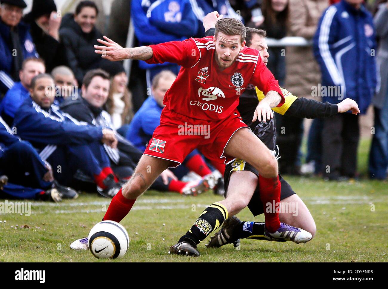 M Pokora participe à son tout Premier match de football officiel depuis qu'il a integré l'equipe du Varietes club de France. Attaquant de son equipe, à l'occasione d'un match de bienfaisance pour les enfants handicap, il affronte le FC Garazi, club Basque, à Saint Jean Pied de Port à la frontiere Espagnole le 17 Mars 2013. Son equipe gagne le match sur le score de 6 à 2. M Pokora est le fils d'André Tota ancien joueur Pro du championnat Francais dans les annees 70. Foto di Patrick Bernard/ABACAPRESS.COM Foto Stock