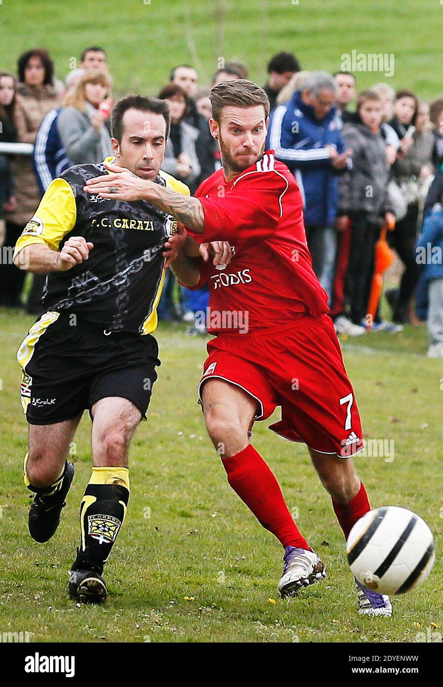 M Pokora participe à son tout Premier match de football officiel depuis qu'il a integré l'equipe du Varietes club de France. Attaquant de son equipe, à l'occasione d'un match de bienfaisance pour les enfants handicap, il affronte le FC Garazi, club Basque, à Saint Jean Pied de Port à la frontiere Espagnole le 17 Mars 2013. Son equipe gagne le match sur le score de 6 à 2. M Pokora est le fils d'André Tota ancien joueur Pro du championnat Francais dans les annees 70. Foto di Patrick Bernard/ABACAPRESS.COM Foto Stock