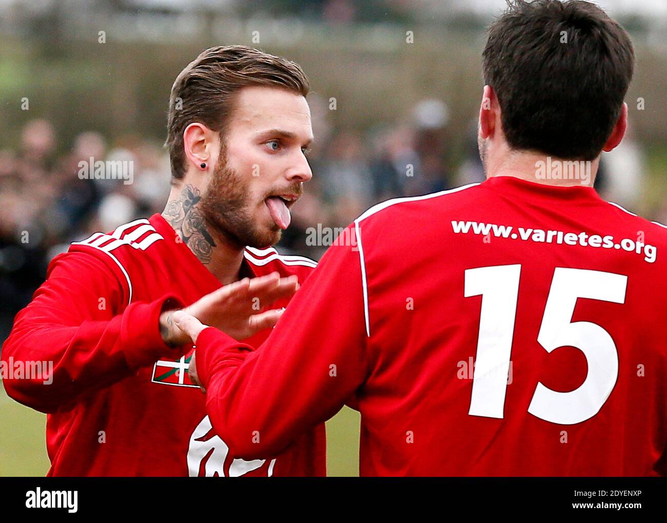 M Pokora participe à son tout Premier match de football officiel depuis qu'il a integré l'equipe du Varietes club de France. Attaquant de son equipe, à l'occasione d'un match de bienfaisance pour les enfants handicap, il affronte le FC Garazi, club Basque, à Saint Jean Pied de Port à la frontiere Espagnole le 17 Mars 2013. Son equipe gagne le match sur le score de 6 à 2. M Pokora est le fils d'André Tota ancien joueur Pro du championnat Francais dans les annees 70. Foto di Patrick Bernard/ABACAPRESS.COM Foto Stock