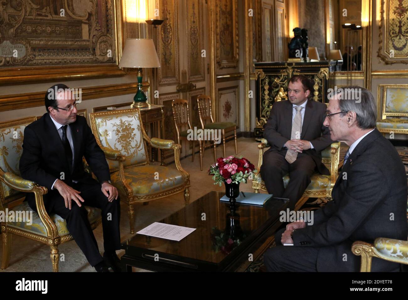 Il presidente francese Francois Hollande riceve il presidente del Centro Nazionale di Studi spaziali (CNES), Yannick d'Escatha, prima di un incontro al palazzo presidenziale Elysee a Parigi, in Francia, il 20 marzo 2013. Foto di Stephane Lemouton/ABACAPRESS.COM Foto Stock
