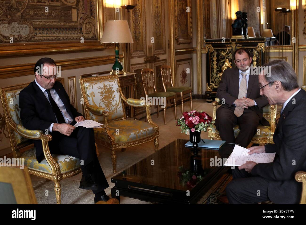 Il presidente francese Francois Hollande riceve il presidente del Centro Nazionale di Studi spaziali (CNES), Yannick d'Escatha, prima di un incontro al palazzo presidenziale Elysee a Parigi, in Francia, il 20 marzo 2013. Foto di Stephane Lemouton/ABACAPRESS.COM Foto Stock