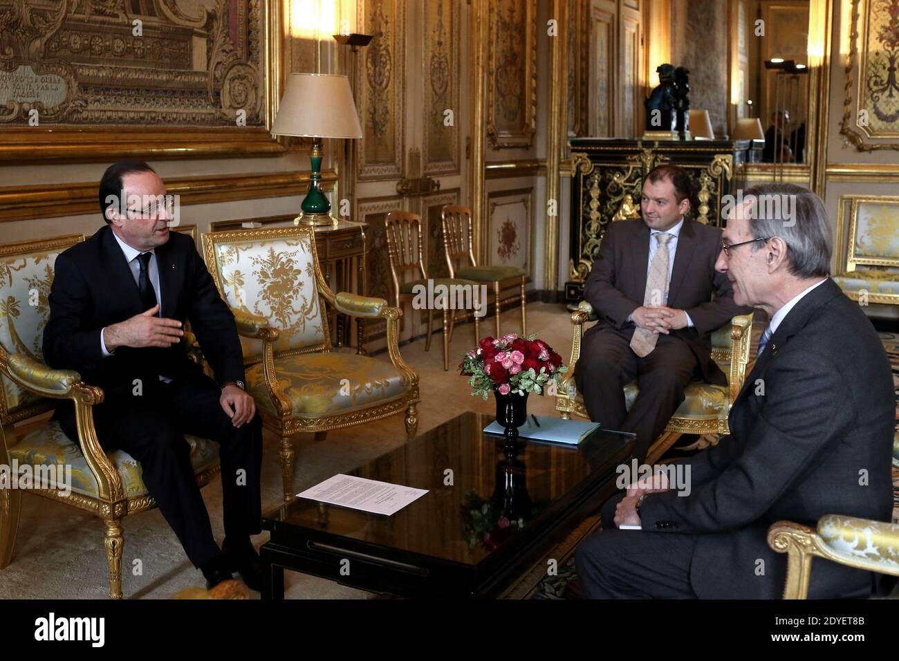 Il presidente francese Francois Hollande riceve il presidente del Centro Nazionale di Studi spaziali (CNES), Yannick d'Escatha, prima di un incontro al palazzo presidenziale Elysee a Parigi, in Francia, il 20 marzo 2013. Foto di Stephane Lemouton/ABACAPRESS.COM Foto Stock