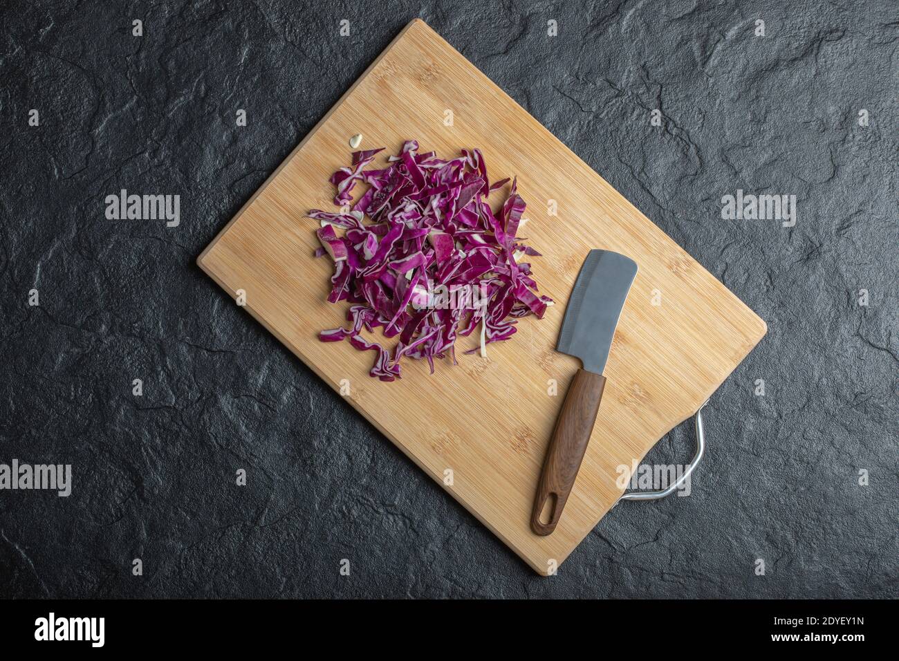 Foto grandangolare di cavolo viola tritato Foto Stock