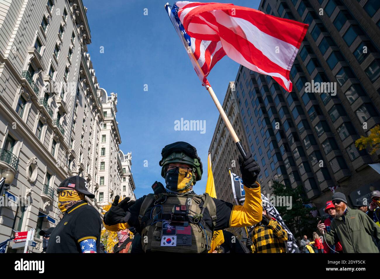 Un membro dei Proud Boys è visto ad un raduno durante il 'MYLION MAGA March' al Freedom Plaza a Washington, D.C., Stati Uniti, sabato 14 novembre 2020. Il rally arriva una settimana dopo che le organizzazioni di notizie hanno proiettato Joe Biden come il vincitore delle elezioni del 2020 e il rifiuto del presidente Trumps di riconoscere che ha perso. Credit: Alex Edelman/The Photo Access Foto Stock