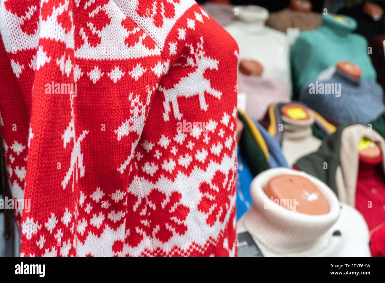 Pullover natalizio rosso e bianco con renne nel centro commerciale Foto Stock