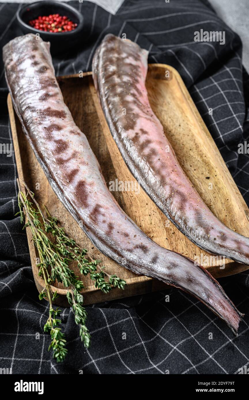 Klip crudo re, pesce congrio con ingredienti da cucina. Fondo grigio. Vista dall'alto Foto Stock