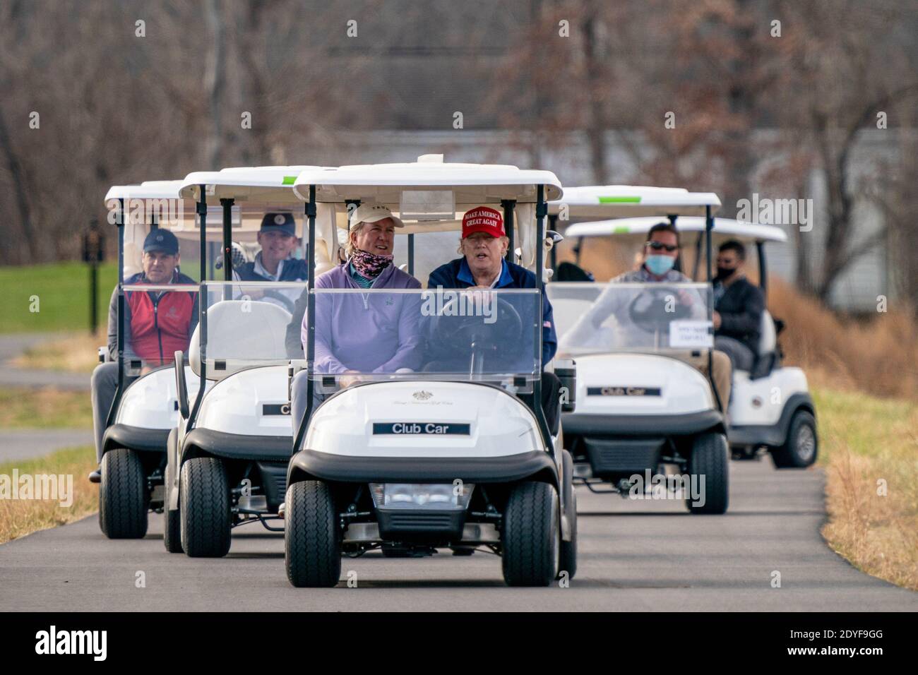 Washington, Stati Uniti. 25 Dic 2020. Il presidente Donald J. Trump guida il suo golf cart, numero 45, mentre gioca una partita di golf al Trump National Golf Club di Sterling, Virginia, domenica 13 dicembre 2020. Foto di Ken Cedeno/UPI Credit: UPI/Alamy Live News Foto Stock