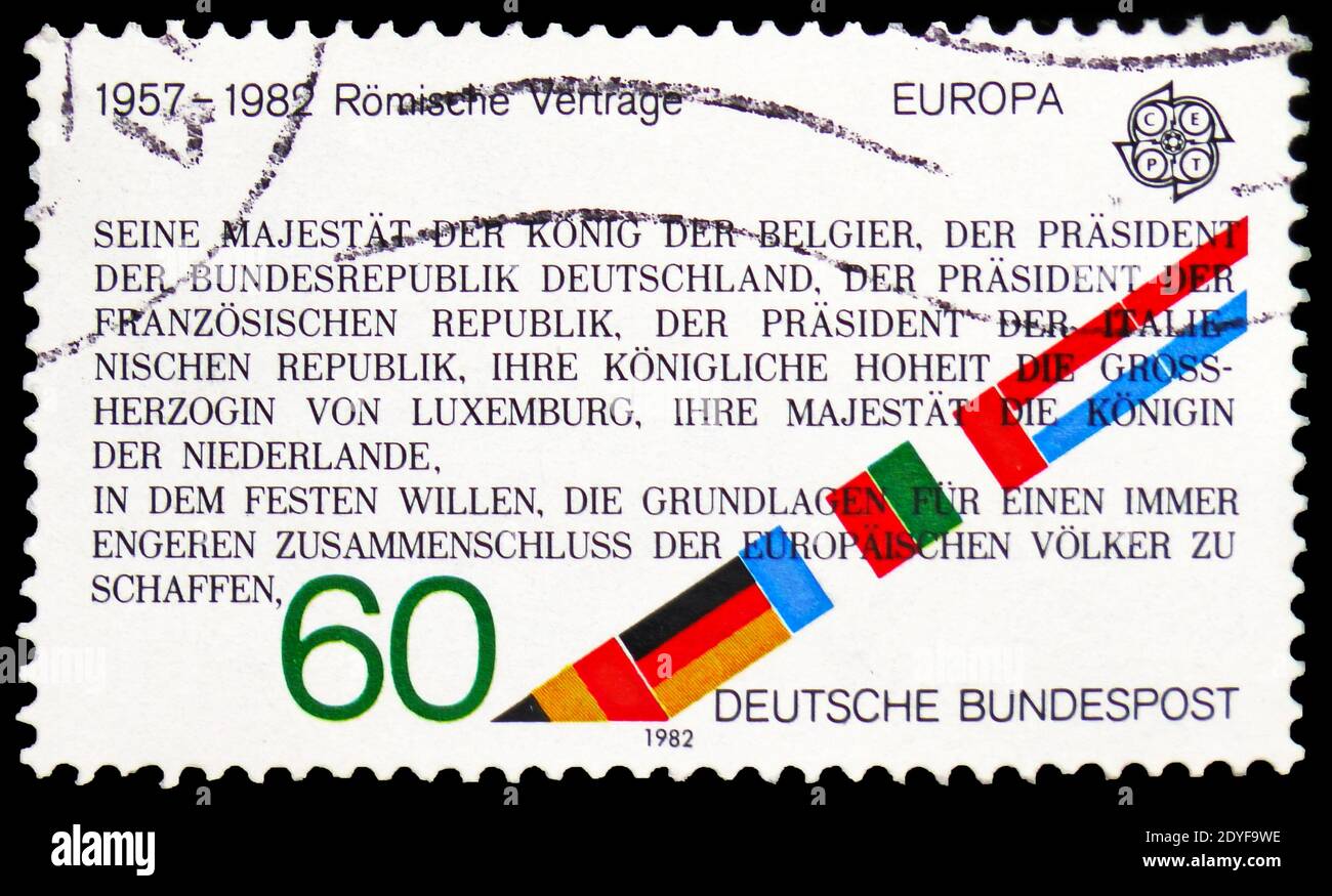 MOSCA, RUSSIA - 22 FEBBRAIO 2019: Un francobollo stampato in Germania, nella Repubblica federale di Germania, riporta un estratto del Trattato di Roma (CEE), 1957, e bandiere, Foto Stock
