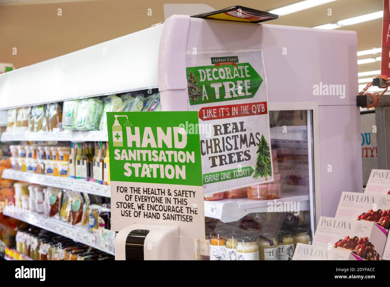 Stazione di sanificazione manuale per la protezione contro COVID 19 a a. Supermercato di Sydney a Christmas, Australia Foto Stock