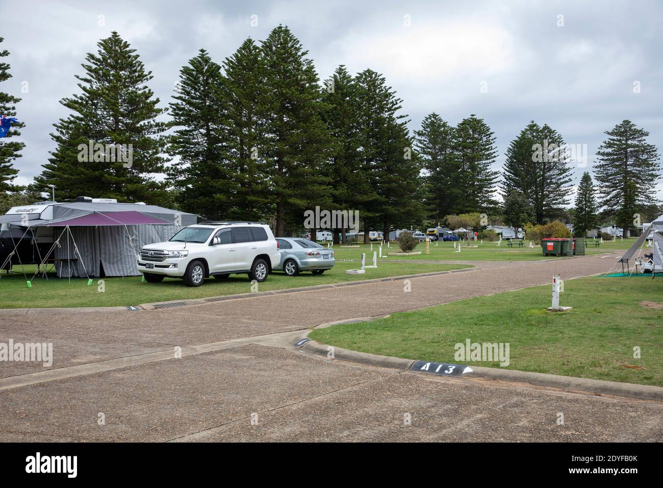 Sydney, Australia. Sabato 26 dicembre 2020 Boxing Day, COVID 19 le restrizioni rimangono in vigore sulle spiagge settentrionali di Sydney, quelle a nord di Narrabeen sono soggette alle più severe restrizioni di blocco della zona rossa, nella foto, la carovana narrabeen e il parco campeggio sono sempre prenotati in estate, ma quest'anno ha un sacco di piazzole vuote. credit martin.berry@alamy notizie dal vivo. Credit: martin Berry/Alamy Live News Foto Stock