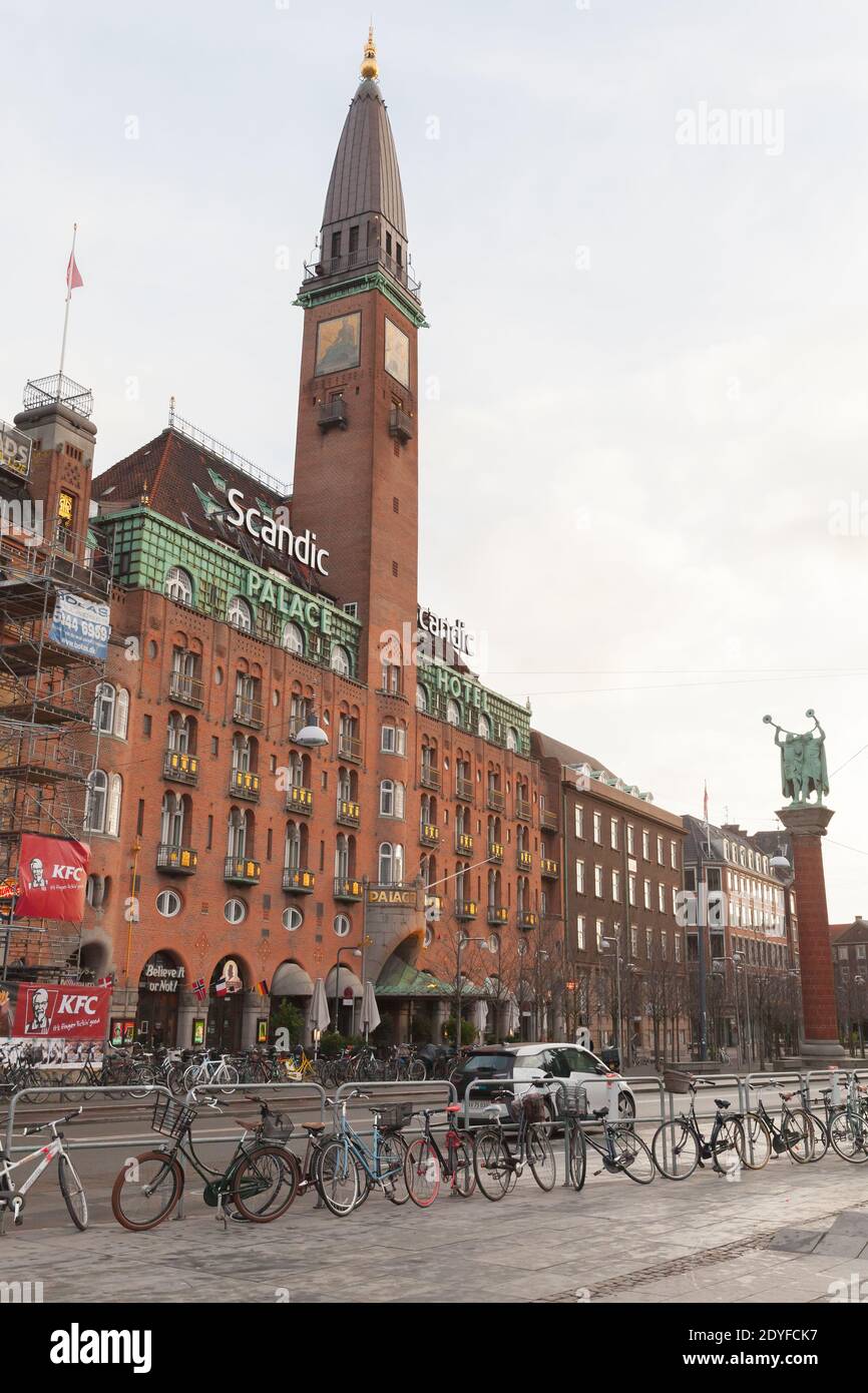 Copenaghen, Danimarca - 9 dicembre 2017: Vista sulla piazza del Municipio con biciclette parcheggiate vicino allo Scandic Palace Hotel. Foto verticale Foto Stock