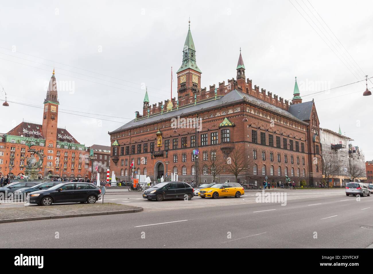 Copenaghen, Danimarca - 9 dicembre 2017: Vista sulla piazza del municipio con il municipio di Copenaghen e lo Scandic Palace Hotel Foto Stock