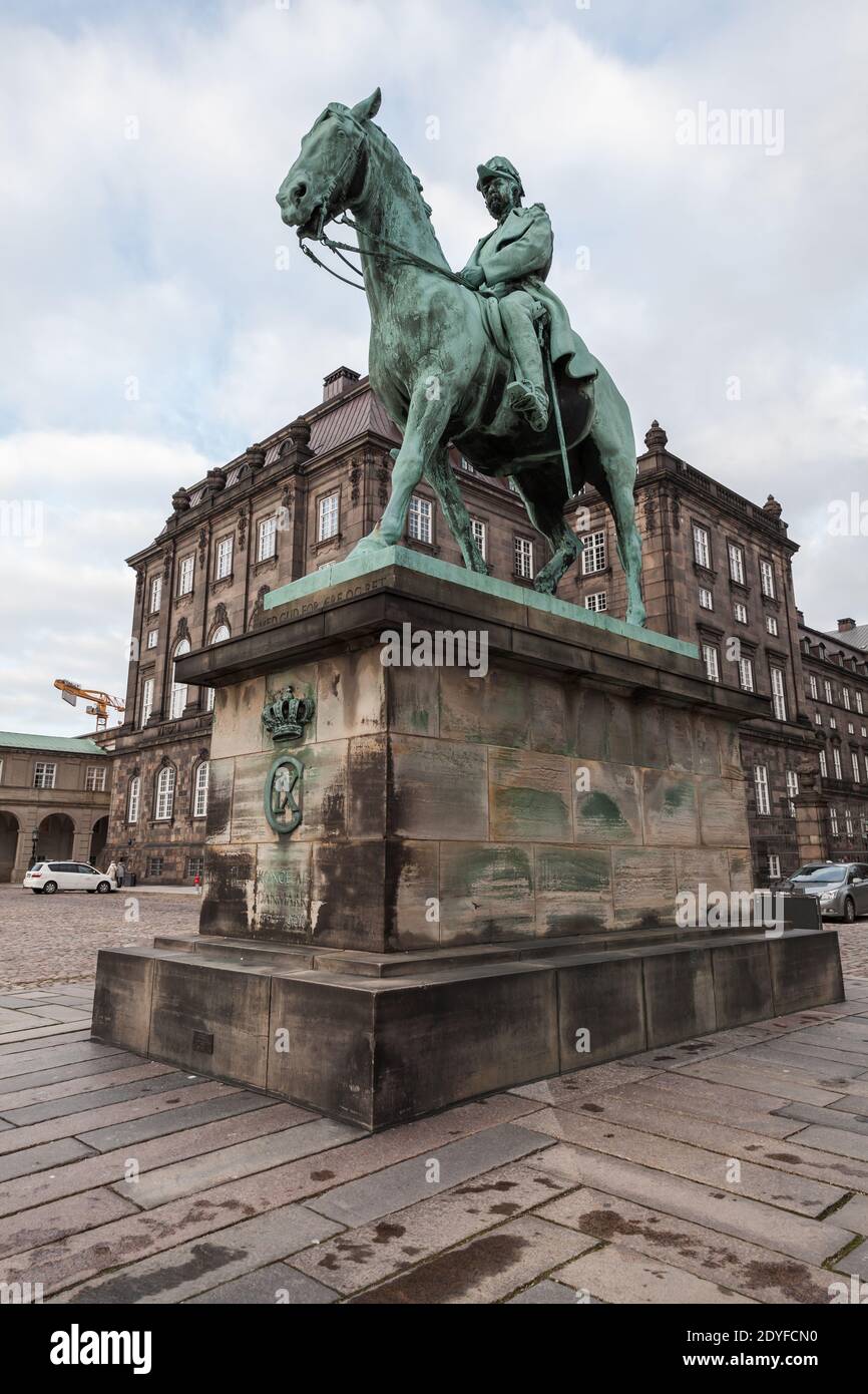 Copenaghen, Danimarca - 10 dicembre 2017: La statua equestre di Christian IX, che domina Christiansborg Ridebane su Slotsholmen, è stata creata da Ann Foto Stock