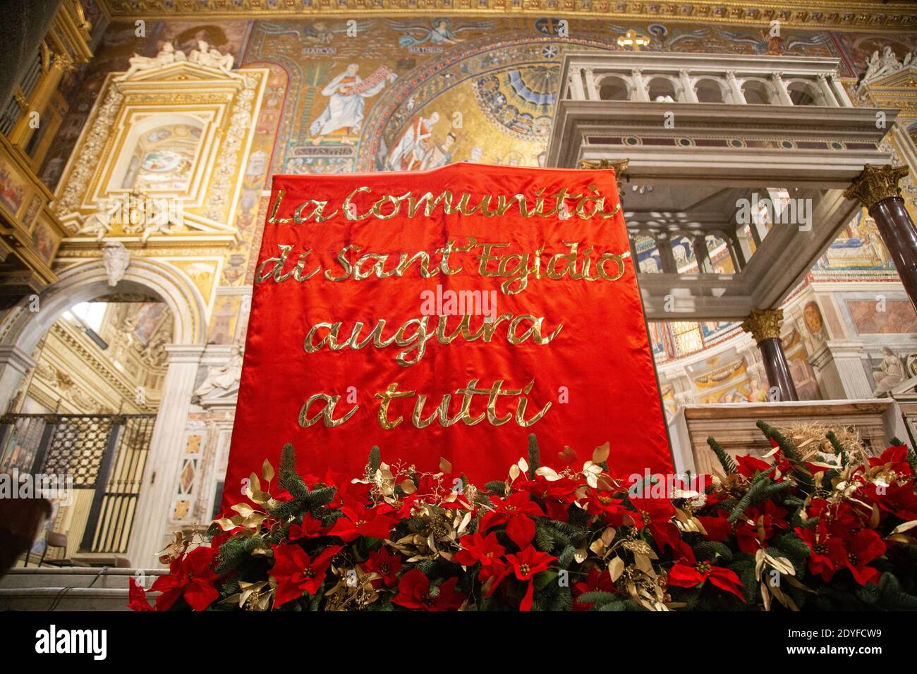 Roma, Italia. 25 Dic 2020. Il giorno di Natale la Comunità di Sant'Egidio ha organizzato un evento speciale: I volontari della Comunità di Sant'Egidio hanno distribuito regali e un pasto speciale à-prêt-porter di Natale a cento poveri, senza dimora fissa, gli anziani, i fragili (Foto di Matteo Nardone/Pacific Press) Credit: Pacific Press Media Production Corp./Alamy Live News Foto Stock