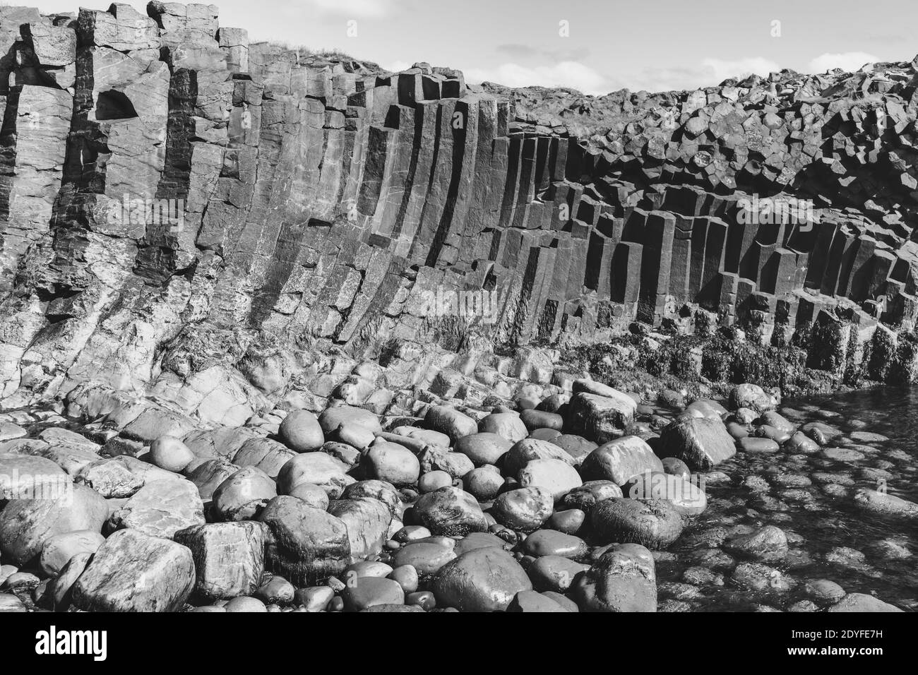 colorate formazioni di pietra basaltica sulla costa di kalfshamarsvik islanda Foto Stock