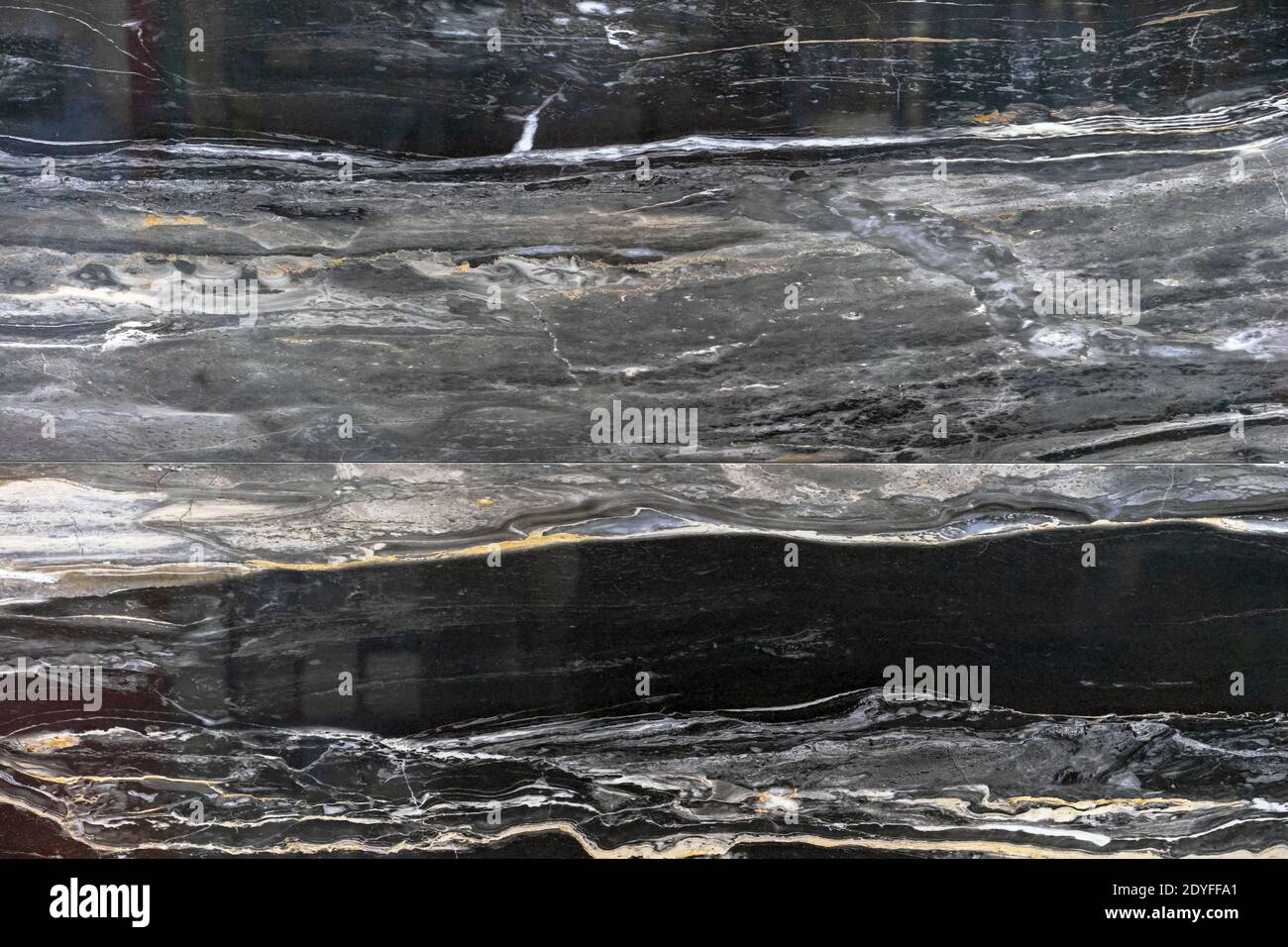 Marmo lucido con venature nere e grigie. Un campione di marmo nero con una texture pronunciata. Foto Stock