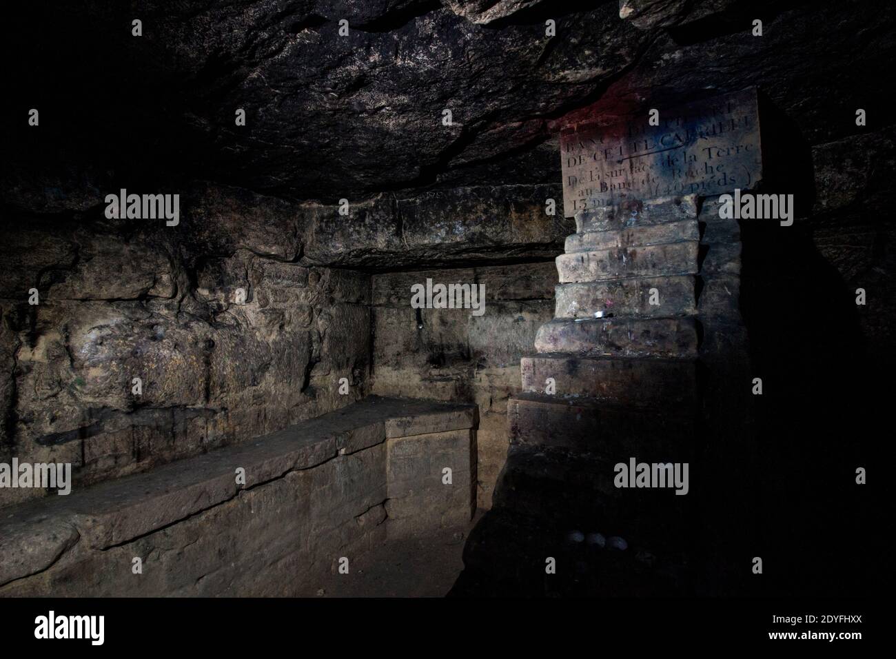 Nelle viscere di Parigi. Esplorazione nelle catacombe vietate di Parigi. Dans les entrailles de Paris. Esplorazioni dans le catacombes interdites de pari Foto Stock