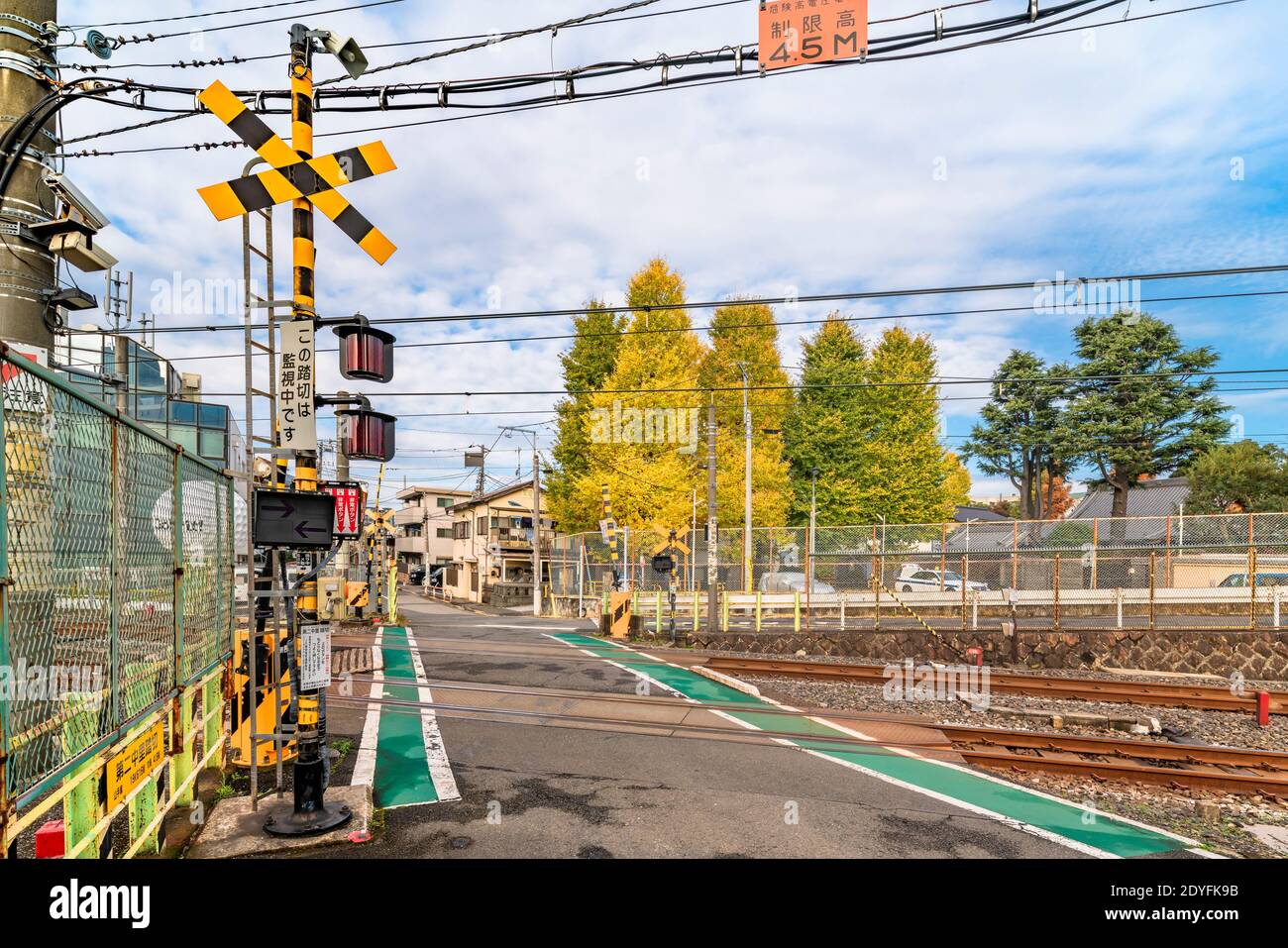 tokyo, giappone - dicembre 06 2020: L'ultimo e unico passaggio di livello della linea Yamanote che sarà distrutta nel 2021 chiamato Nakazato Railroad cros Foto Stock