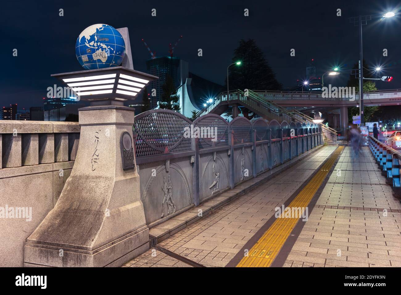 tokyo, giappone - novembre 02 2020: Vista notturna del Ponte Olimpico chiamato Gorinbashi nel distretto di Harajuku creato per le Olimpiadi estive del 1964 e sormontato b Foto Stock
