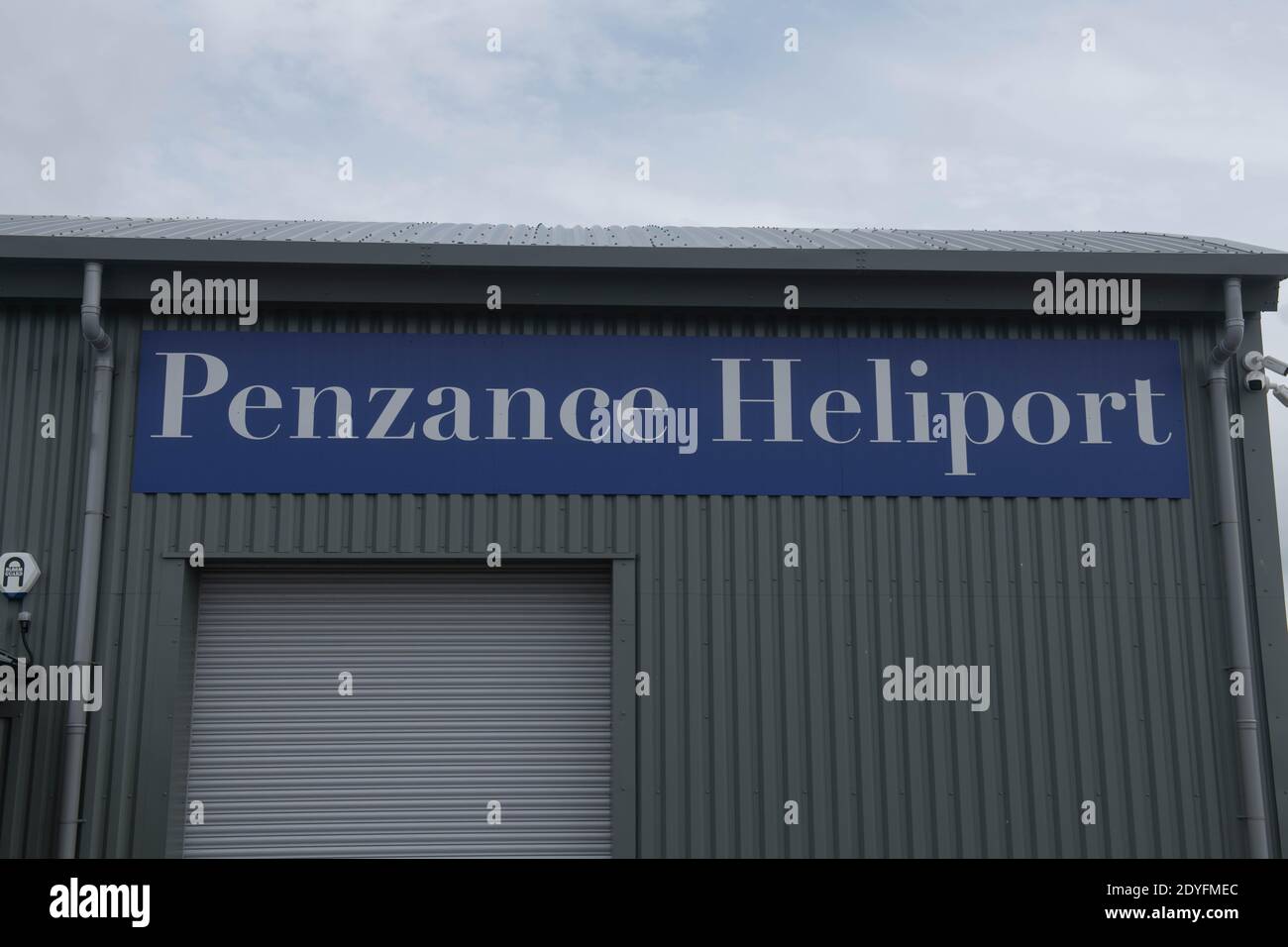 Cartello per l'eliporto di Penzance attaccato al lato di un collante di metallo corrugato in Cornovaglia, Inghilterra, Regno Unito Foto Stock