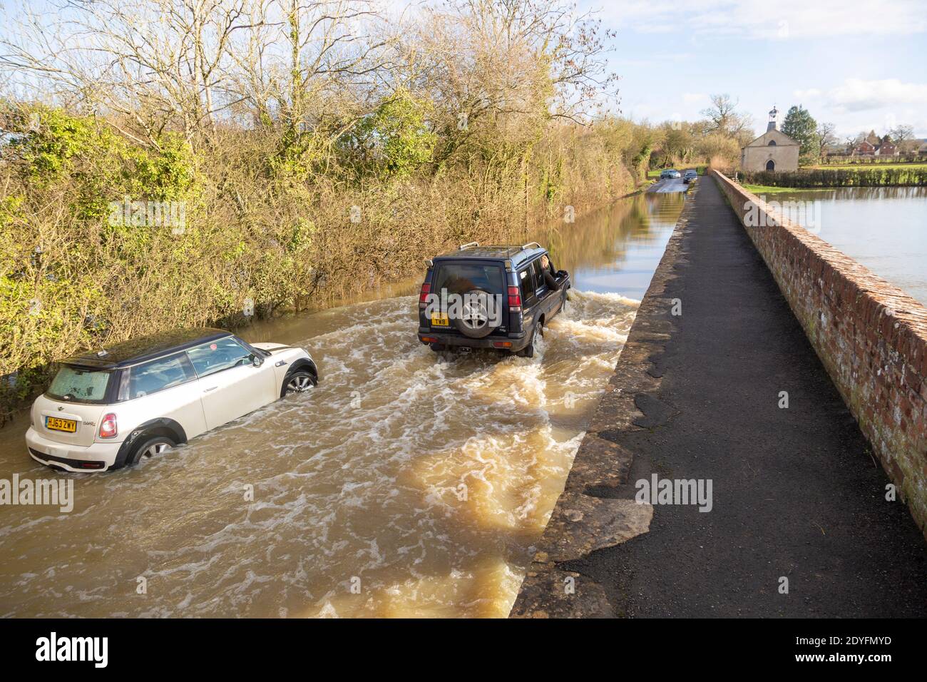 Veicolo Land Rover Discovery Td5 che attraversa le acque alluvionali a Kellaways, Wiltshire, Inghilterra, Regno Unito 24/12/20 Foto Stock