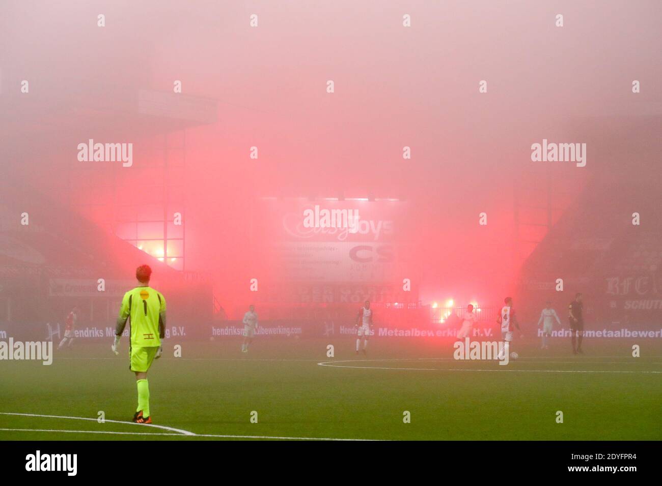 EMMEN, PAESI BASSI - DICEMBRE 12: Partita temporaneamente interrotta a causa di fuochi d'artificio e fumi pericolosi - Stadio / Stadion De Oude Meerdijk durante il D Foto Stock