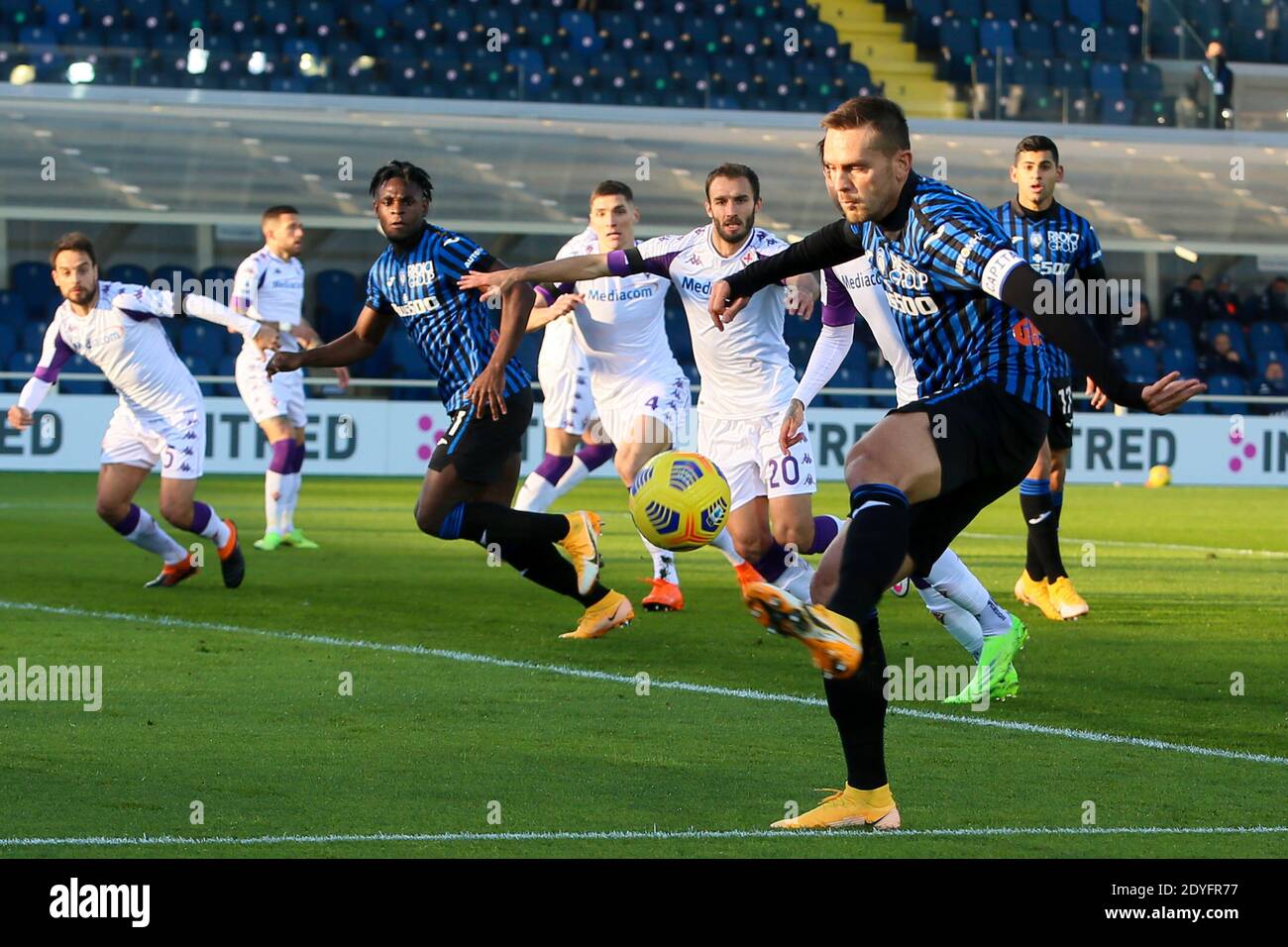 BERGAMO, ITALIA - DICEMBRE 13: Rafael Toloi di Atalanta durante la serie A match tra Atalanta Bergamo e Fiorentina allo stadio Gewiss lo scorso dicembre Foto Stock